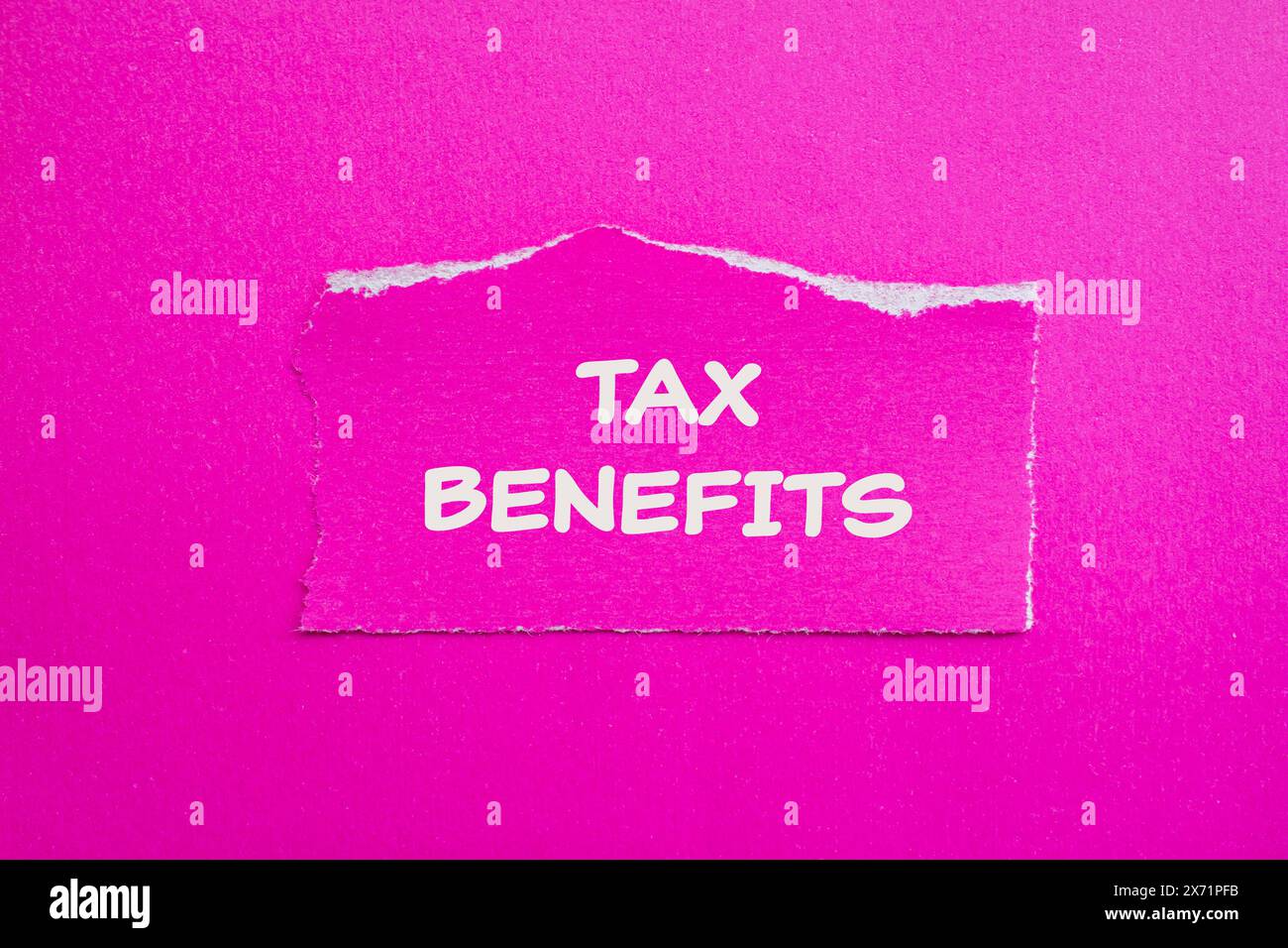 Mots sur les avantages fiscaux écrits sur du papier déchiré avec un fond rose. Symbole d'avantages fiscaux conceptuels. Copier l'espace. Banque D'Images