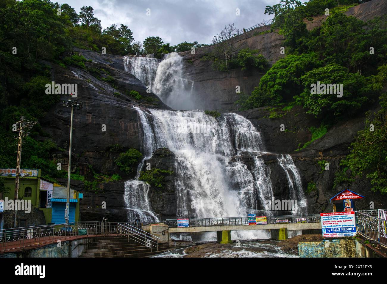 Kutralam Falls, dans le Tamil Nadu, Inde Banque D'Images