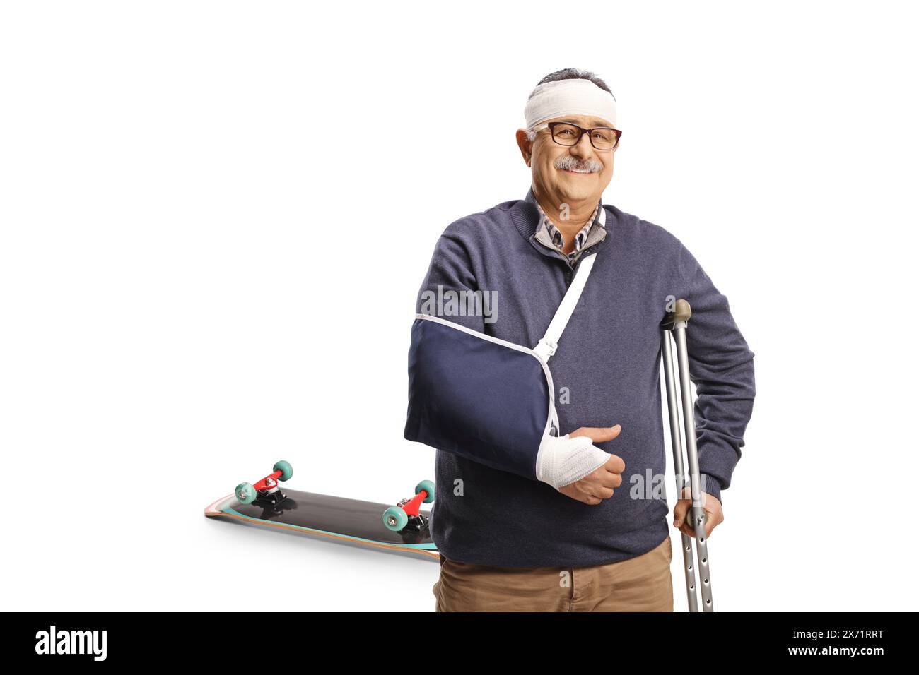 Homme mûr avec un bras cassé et un bandage sur la tête appuyé sur une béquille, blessure de chute de skateboard isolé sur fond blanc Banque D'Images