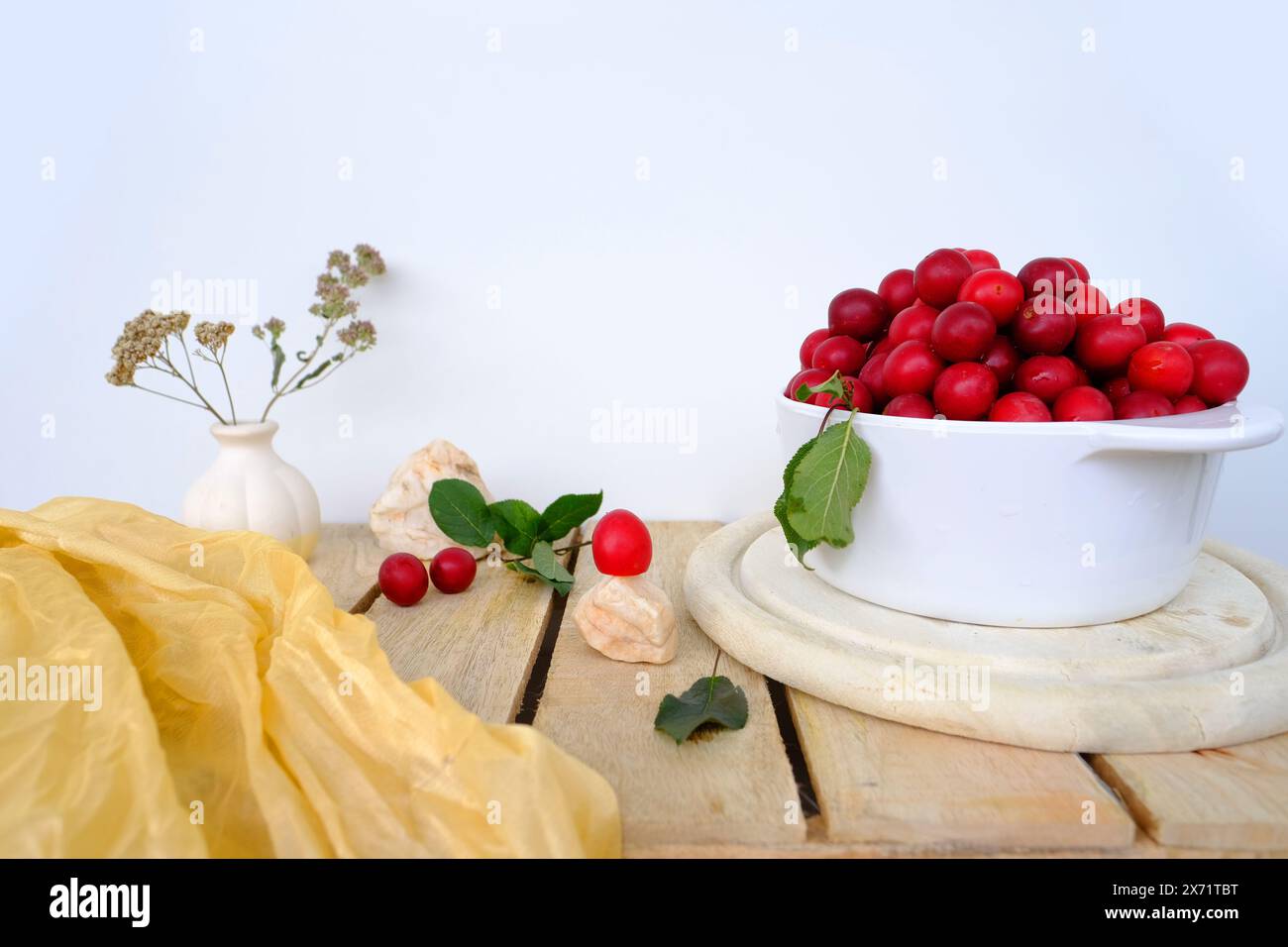 grand bol blanc avec de la prune de cerise sauvage, des fruits de jus frais et des baies sur des planches de bois, concept de saine alimentation, régime végétalien, nourriture crue, nourriture saine, i Banque D'Images
