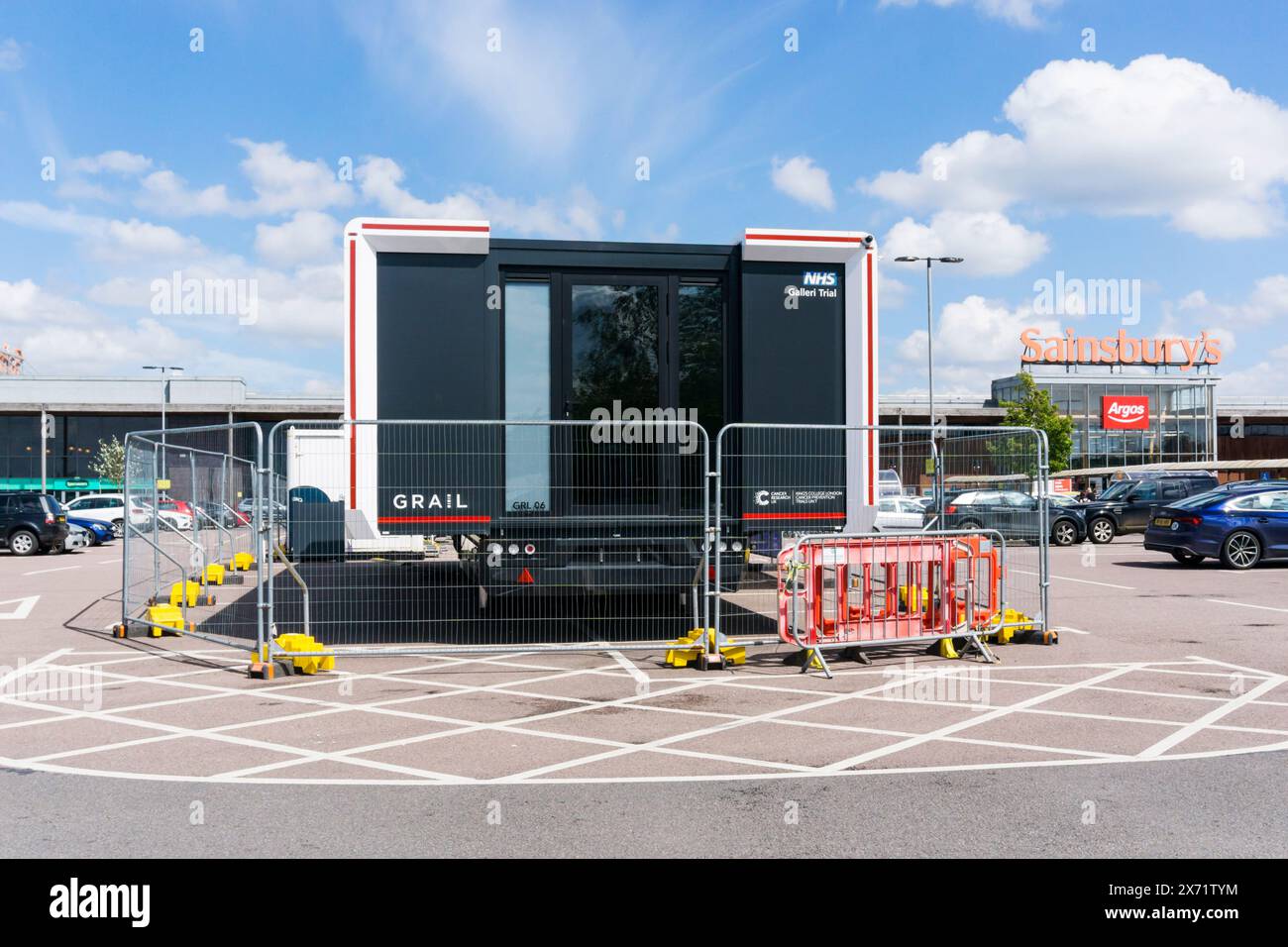 NHS Galleri essai clinique mobile dans le parking du supermarché de Sainsbury à King's Lynn, Norfolk. Essai d'un nouveau test sanguin pour dépister le cancer. Banque D'Images