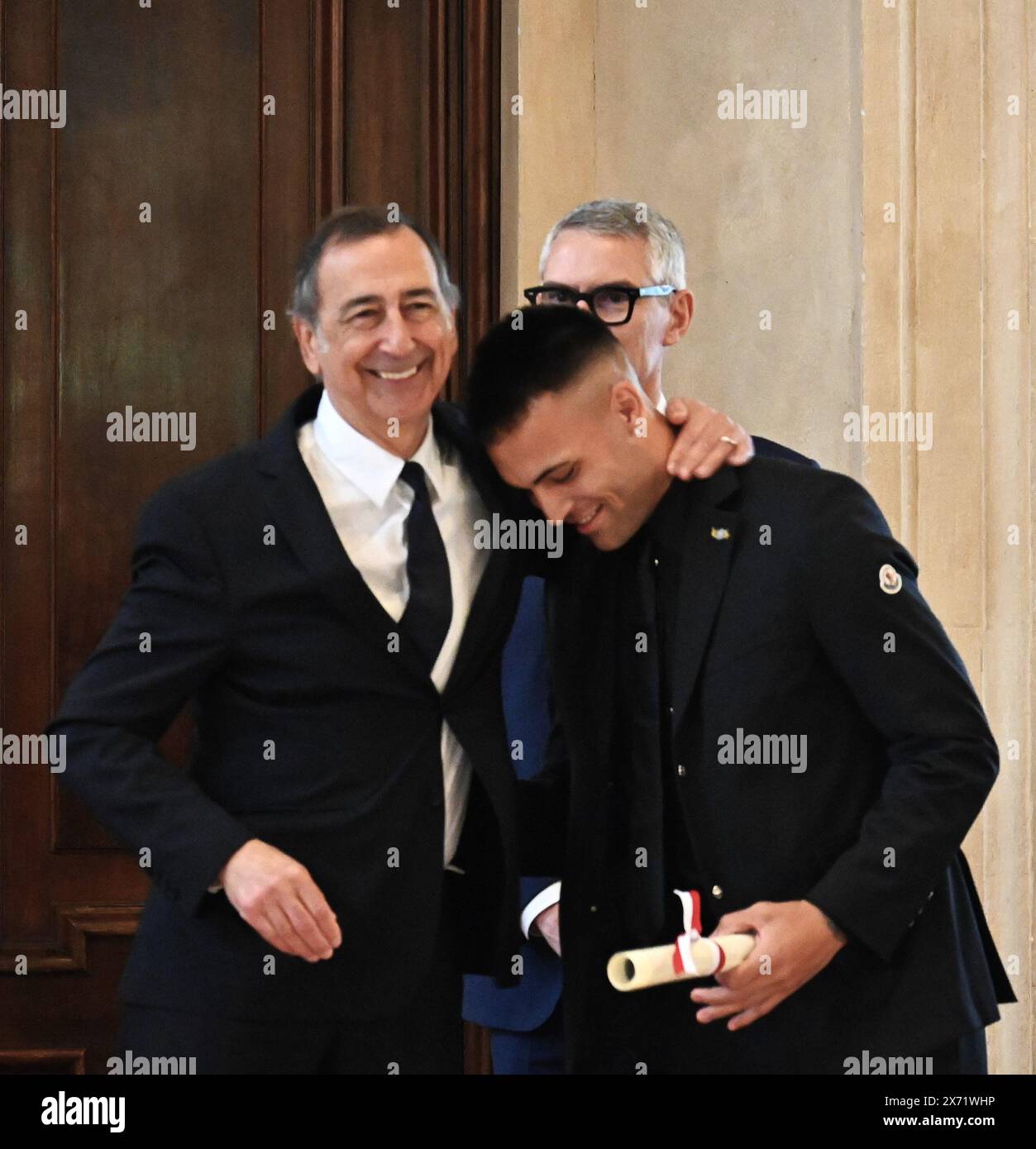 Milan, . 17 mai 2024. Milan, Italie Inter Champion d'Italie 2024 reçoit le prix de l'Ambrogino d'Oro au Palazzo Marino avec les managers et les joueurs sur la photo : Giuseppe Sala, Lautaro Javier Martinez crédit : Agence photo indépendante / Alamy Live News Banque D'Images