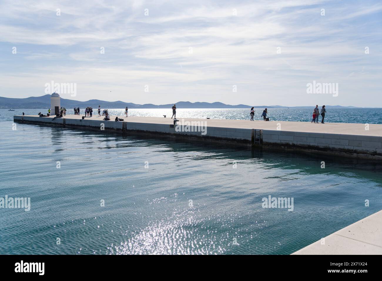 les quais de zadar sur la cote dalmate près des orgues marines de Nikola Bašić avec la foules des touristes qui attendait le célèbre coucher de soleil Banque D'Images