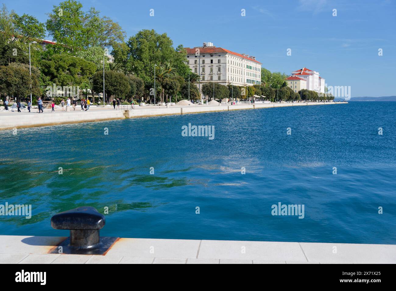 les quais de zadar sur la cote dalmate près des orgues marines de Nikola Bašić avec la foules des touristes qui attendait le célèbre coucher de soleil Banque D'Images