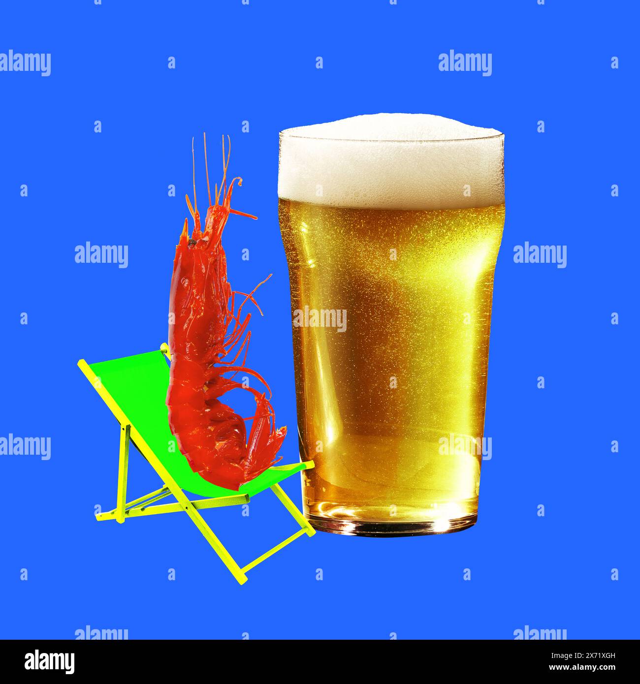 Crevette assise sur une chaise de pelouse verte, à côté d'un verre de bière mousseuse lager sur fond bleu. Match parfait. Collage d'art contemporain. Banque D'Images