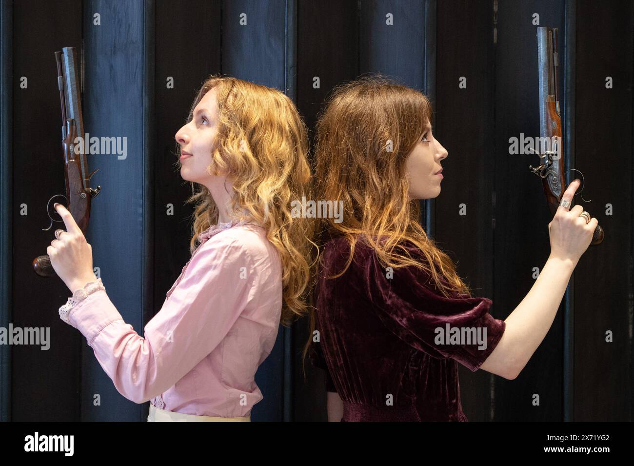 Londres, Angleterre, Royaume-Uni. 17 mai 2024. Les membres du personnel de Bonhams tiennent une belle paire de pistolets de duel à silex de 32 calibre par Samuel Henry Staudenmeyer, Londres, vers 1810, lors d'une avant-première de vente d'armes et armures antiques à Bonhams Knightsbridge. (Crédit image : © Thomas Krych/ZUMA Press Wire) USAGE ÉDITORIAL SEULEMENT! Non destiné à UN USAGE commercial ! Banque D'Images