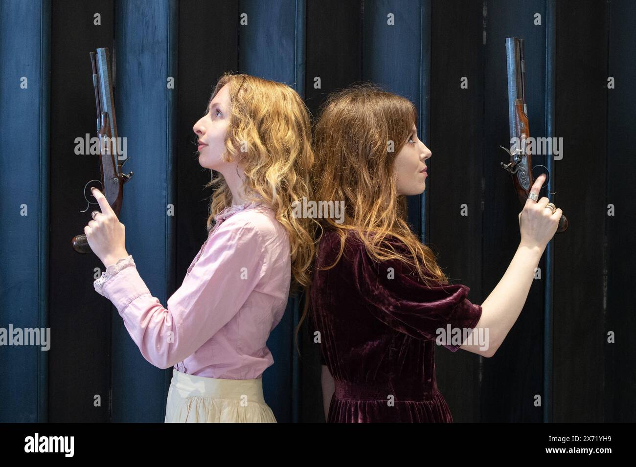 Londres, Angleterre, Royaume-Uni. 17 mai 2024. Les membres du personnel de Bonhams tiennent une belle paire de pistolets de duel à silex de 32 calibre par Samuel Henry Staudenmeyer, Londres, vers 1810, lors d'une avant-première de vente d'armes et armures antiques à Bonhams Knightsbridge. (Crédit image : © Thomas Krych/ZUMA Press Wire) USAGE ÉDITORIAL SEULEMENT! Non destiné à UN USAGE commercial ! Banque D'Images