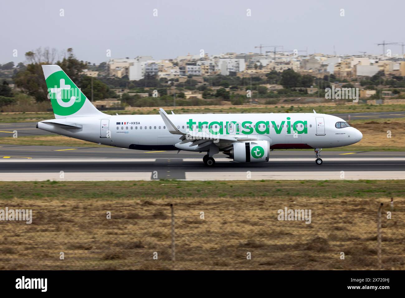 Transavia France Airbus A320-252N (Reg. : F-HXSA) touchant la piste 31. Banque D'Images