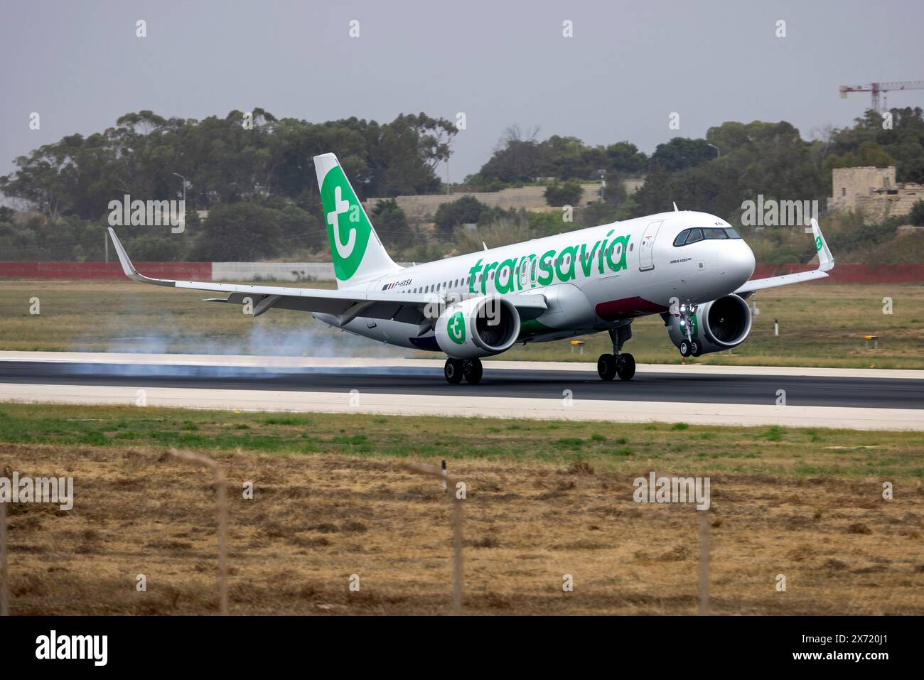 Transavia France Airbus A320-252N (Reg. : F-HXSA) touchant la piste 31. Banque D'Images