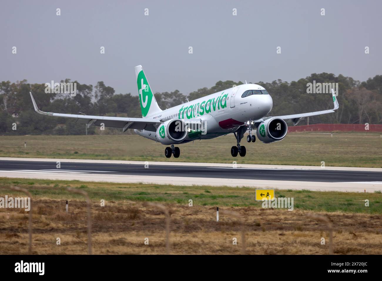 Transavia France Airbus A320-252N (Reg. : F-HXSA) touchant la piste 31. Banque D'Images