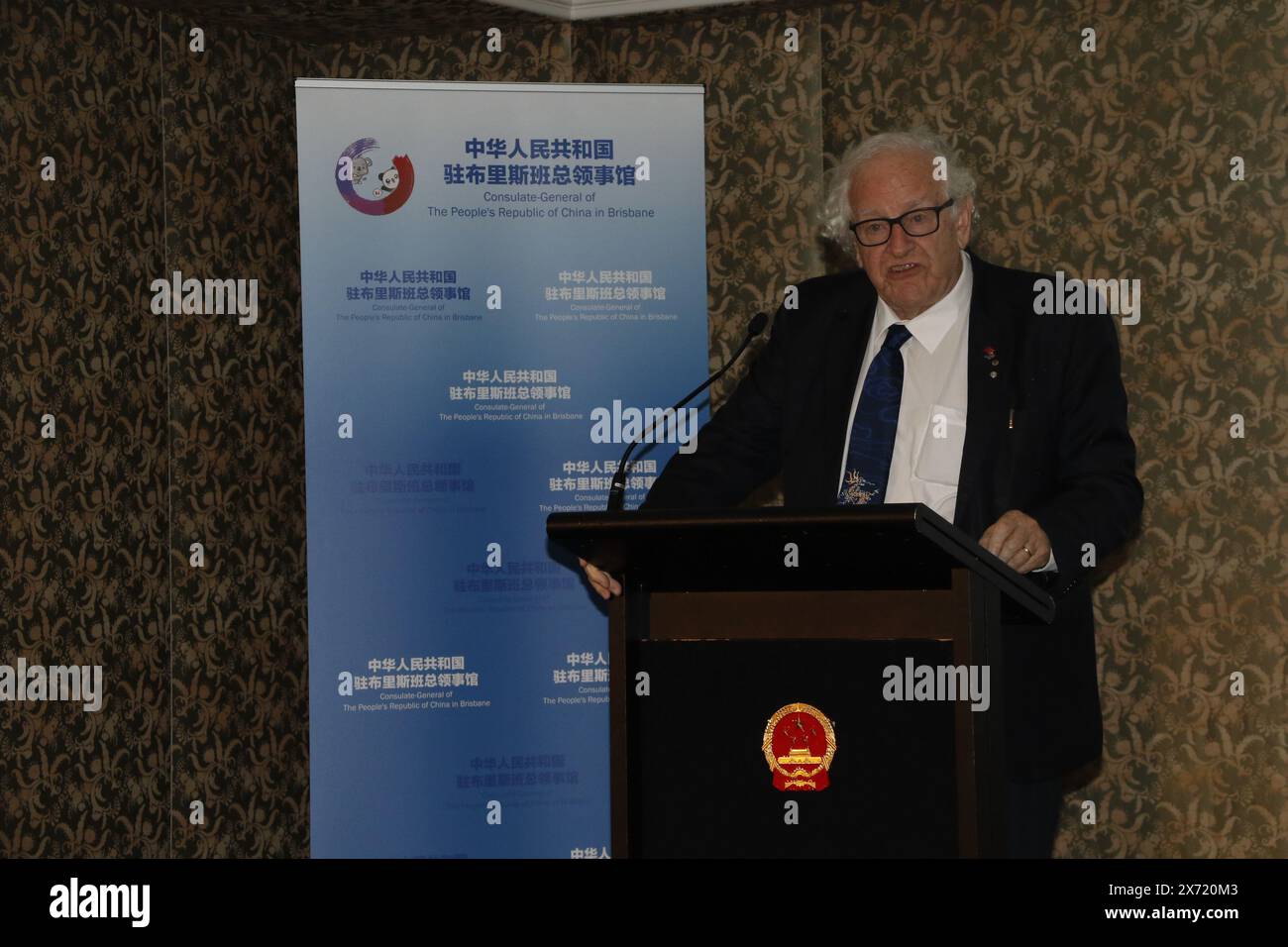 (240517) -- BRISBANE, 17 mai 2024 (Xinhua) -- Colin Mackerras prend la parole lors d'un séminaire à Brisbane, capitale du Queensland, dans le nord-est de l'Australie, le 16 mai 2024. Un séminaire commémorant le 60e anniversaire de l'enseignement du sinologue australien Colin Mackerras en Chine s'est tenu jeudi à Brisbane, capitale de l'État australien du Queensland. Le séminaire, également axé sur les relations sino-australiennes, a été organisé conjointement par le consulat général de Chine à Brisbane et la branche du Queensland de l'Australia China Friendship Society. Mackerras, professeur émérite à Griffith U. Banque D'Images