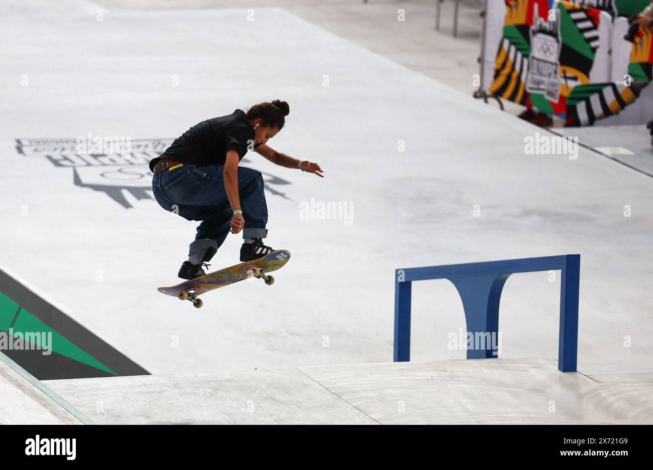 Shanghai. 17 mai 2024. Mariah Duran, des États-Unis, participe aux préliminaires de rue féminines de skateboard lors de la série olympique qualificative de Shanghai à Shanghai, dans l'est de la Chine, le 17 mai 2024. Crédit : Wang Kaiyan/Xinhua/Alamy Live News Banque D'Images