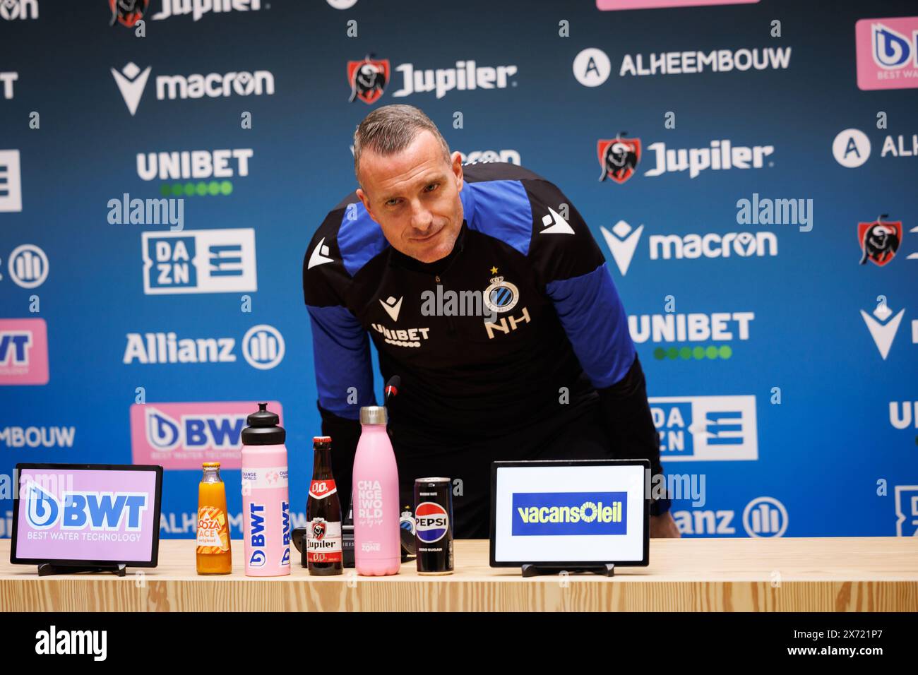 Knokke Heist, Belgique. 17 mai 2024. L'entraîneur-chef du club, Nicky Hayen, photographié lors de la conférence de presse hebdomadaire de l'équipe belge de football Club Brugge KV, vendredi 17 mai 2024 à Knokke-Heist, pour discuter du prochain match vs RSC Anderlecht que les deux clubs ont les mêmes points en tête du championnat avant l'avant-dernier match des play-offs du titre dans le championnat de Belgique Jupiler Pro League. BELGA PHOTO KURT DESPLENTER crédit : Belga News Agency/Alamy Live News Banque D'Images