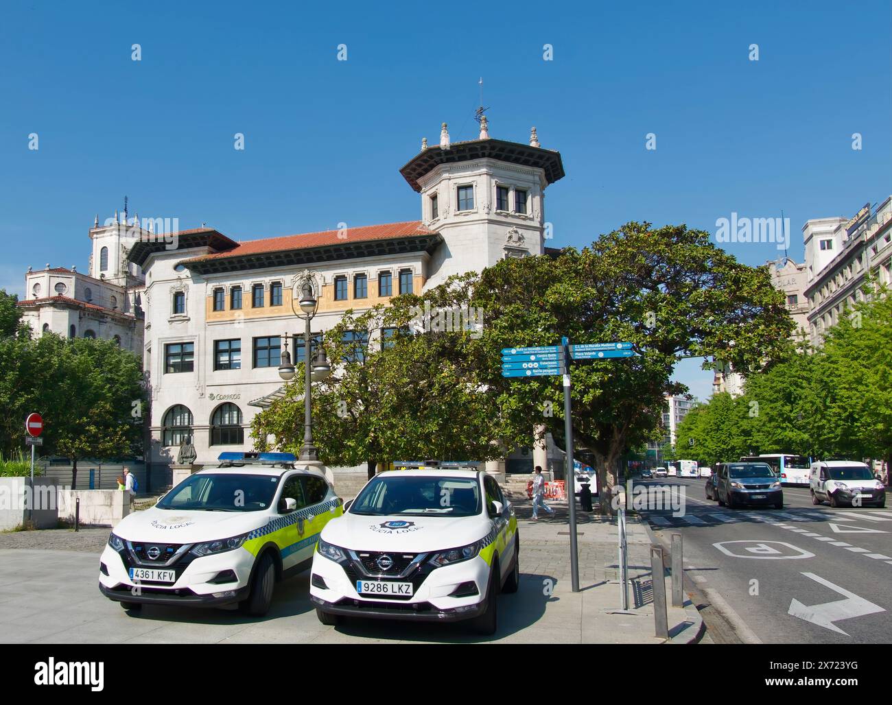 Voitures de police locale Renault Megane garées sur la Plaza Alfonso XIII avec le bâtiment de la poste derrière Calle Calvo Sotelo Santander Cantabrie Espagne Banque D'Images