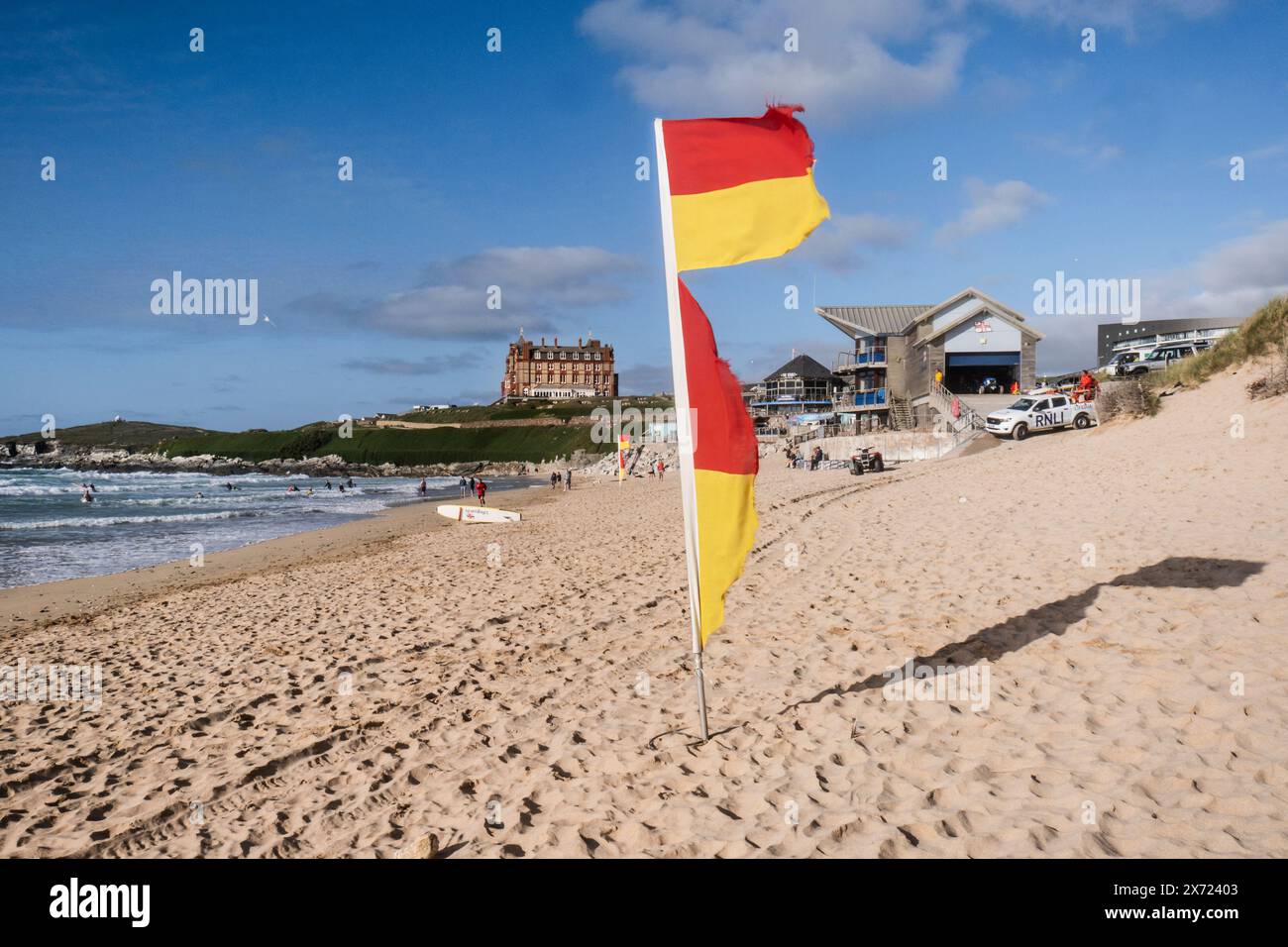 Drapeaux de sécurité rouge et jaune sur Fistral Beach à Newquay en Cornouailles au Royaume-Uni. Banque D'Images