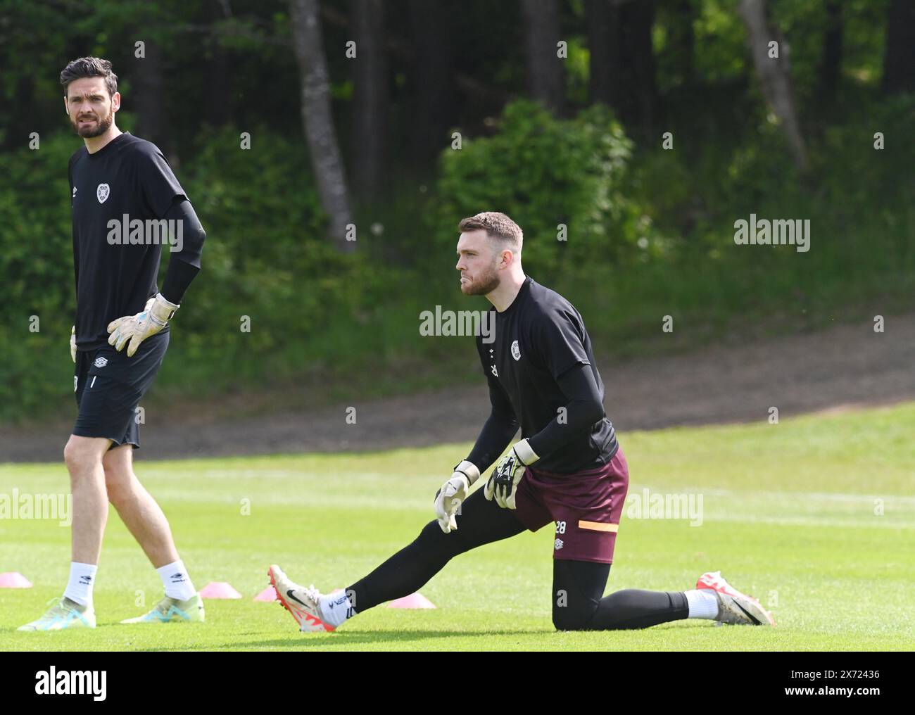 Oriam Sports Centre Edinburgh.Scotland.UK.17th mai 24 l/R Hearts Keepers Craig Gordon & Zander Clark . (Les deux espérant être inclus dans l'équipe écossaise Euro's en Allemagne) séance d'entraînement pour le match de premier rang Cinch vs Rangers crédit : eric mccowat/Alamy Live News Banque D'Images