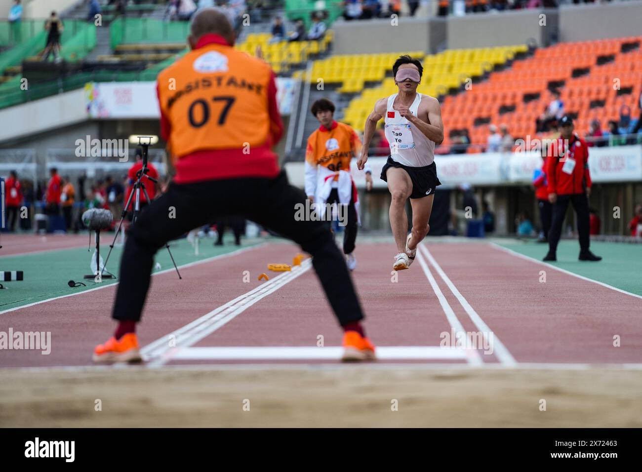 Kobe, Japon. 17 mai 2024. Ye Tao, de Chine, participe à la finale masculine de saut en longueur T11 aux Championnats du monde de para Athlétisme à Kobe, au Japon, le 17 mai 2024. Crédit : Zhang Xiaoyu/Xinhua/Alamy Live News Banque D'Images