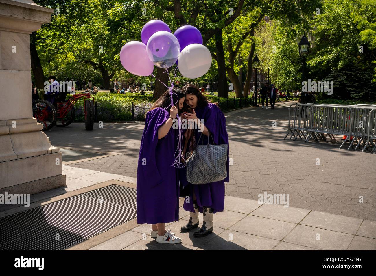 Des aînés diplômés de l'Université de New York posent pour des photos à Washington Square Park dans Greenwich Village à New York le samedi 11 mai 2024 (© Richard B. Levine) Banque D'Images