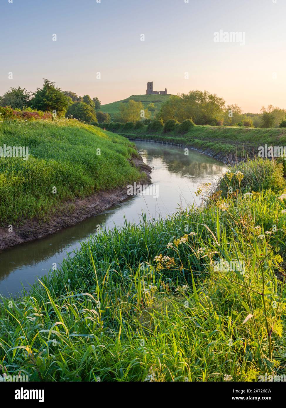 Burrow Mump de la confluence de la rivière Tone et de la rivière Parrett sur les niveaux Somerset à Burrowbridge, en Angleterre. Banque D'Images