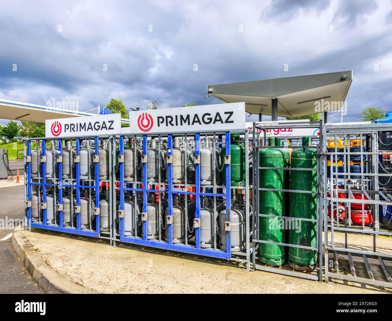 Casiers de gaz en bouteille à usage domestique à la station-service Super-U - Loches, Indre-et-Loire (37), France. Banque D'Images