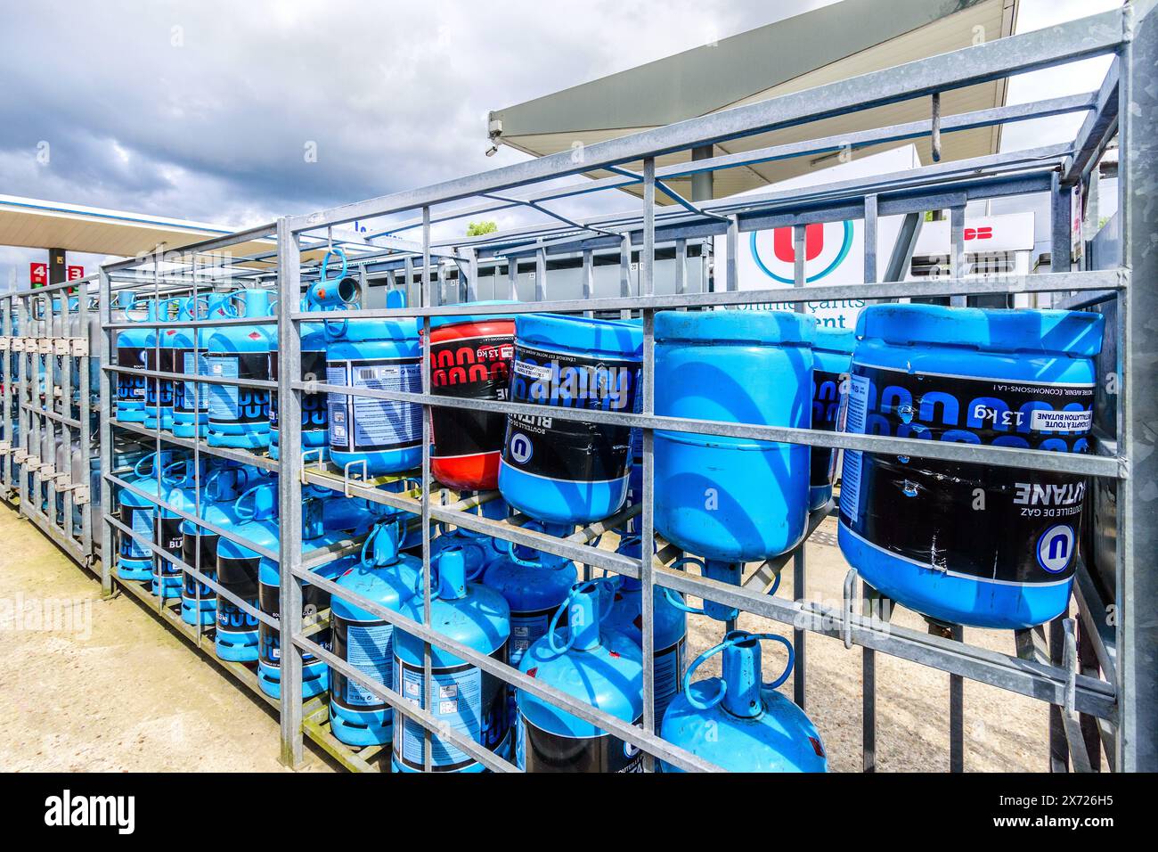 Casiers de gaz en bouteille à usage domestique à la station-service Super-U - Loches, Indre-et-Loire (37), France. Banque D'Images