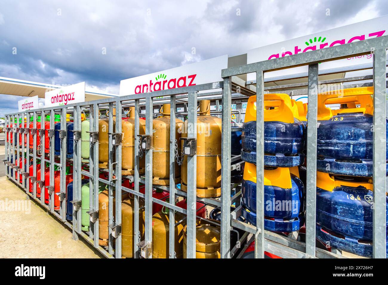 Casiers de gaz en bouteille à usage domestique à la station-service Super-U - Loches, Indre-et-Loire (37), France. Banque D'Images