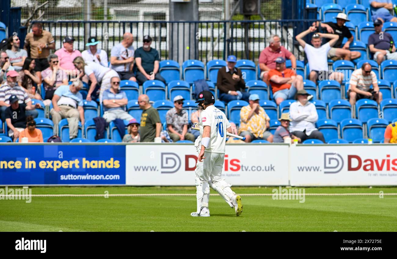 Hove UK 17 mai 2024 - Danny Lamb du Sussex se défend après avoir été licencié lors de la première journée du match de cricket Vitality County Championship League Two entre le Sussex et le Yorkshire au 1er Central County Ground à Hove : Credit Simon Dack /TPI/ Alamy Live News Banque D'Images