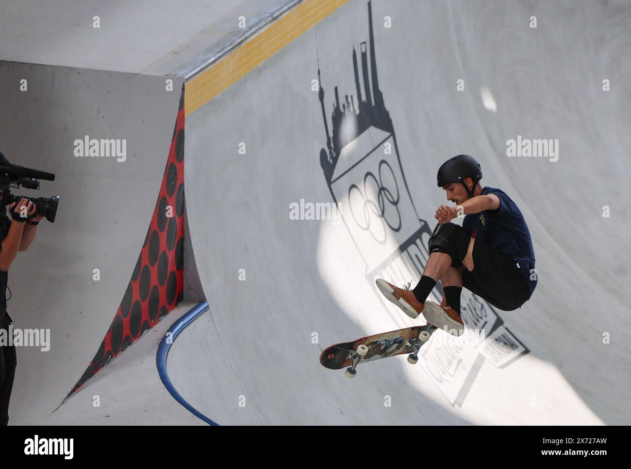 Shanghai. 17 mai 2024. Danny Leon, de l'Espagne, participe aux préliminaires du skateboard du parc masculin lors de la série olympique qualificative de Shanghai à Shanghai, dans l'est de la Chine, le 17 mai 2024. Crédit : Wang Kaiyan/Xinhua/Alamy Live News Banque D'Images