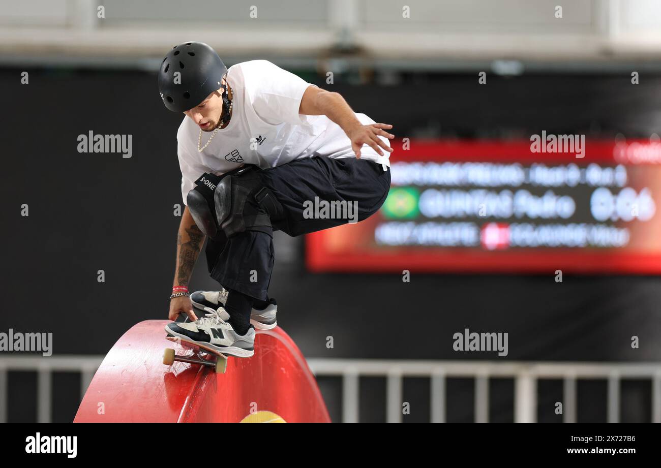 Shanghai. 17 mai 2024. Pedro Quintas, du Brésil, participe aux préliminaires masculins de skateboard lors de la série olympique qualificative de Shanghai à Shanghai, dans l'est de la Chine, le 17 mai 2024. Crédit : Wang Kaiyan/Xinhua/Alamy Live News Banque D'Images