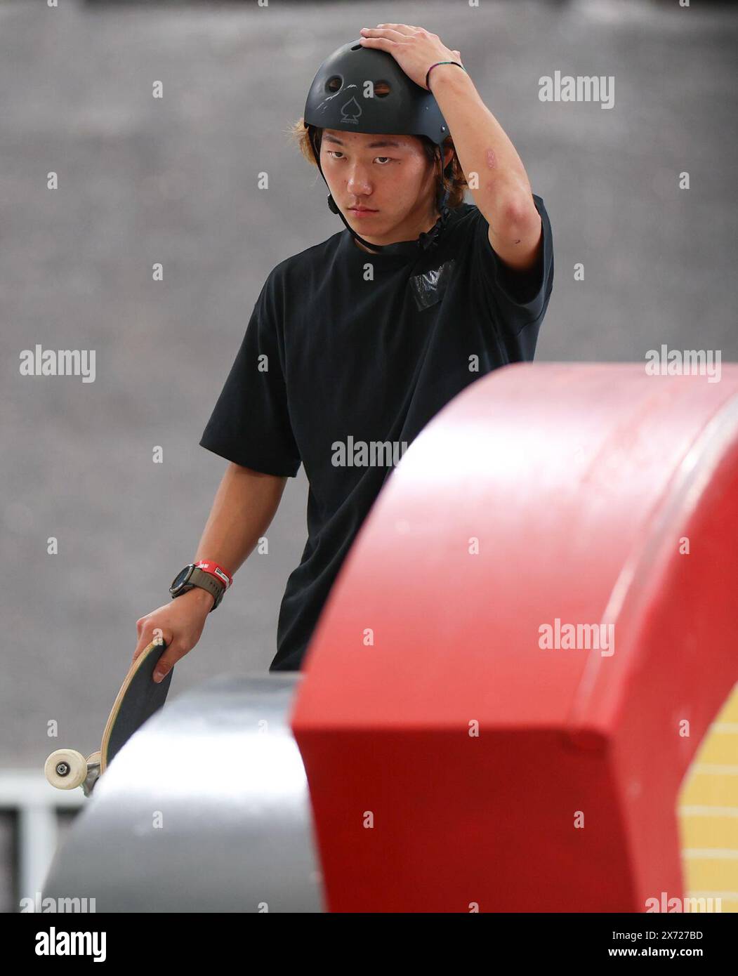 Shanghai. 17 mai 2024. Nagahara Yuro, du Japon, réagit lors des préliminaires du skateboard du parc masculin lors de la série olympique qualificative de Shanghai à Shanghai, dans l'est de la Chine, le 17 mai 2024. Crédit : Wang Kaiyan/Xinhua/Alamy Live News Banque D'Images