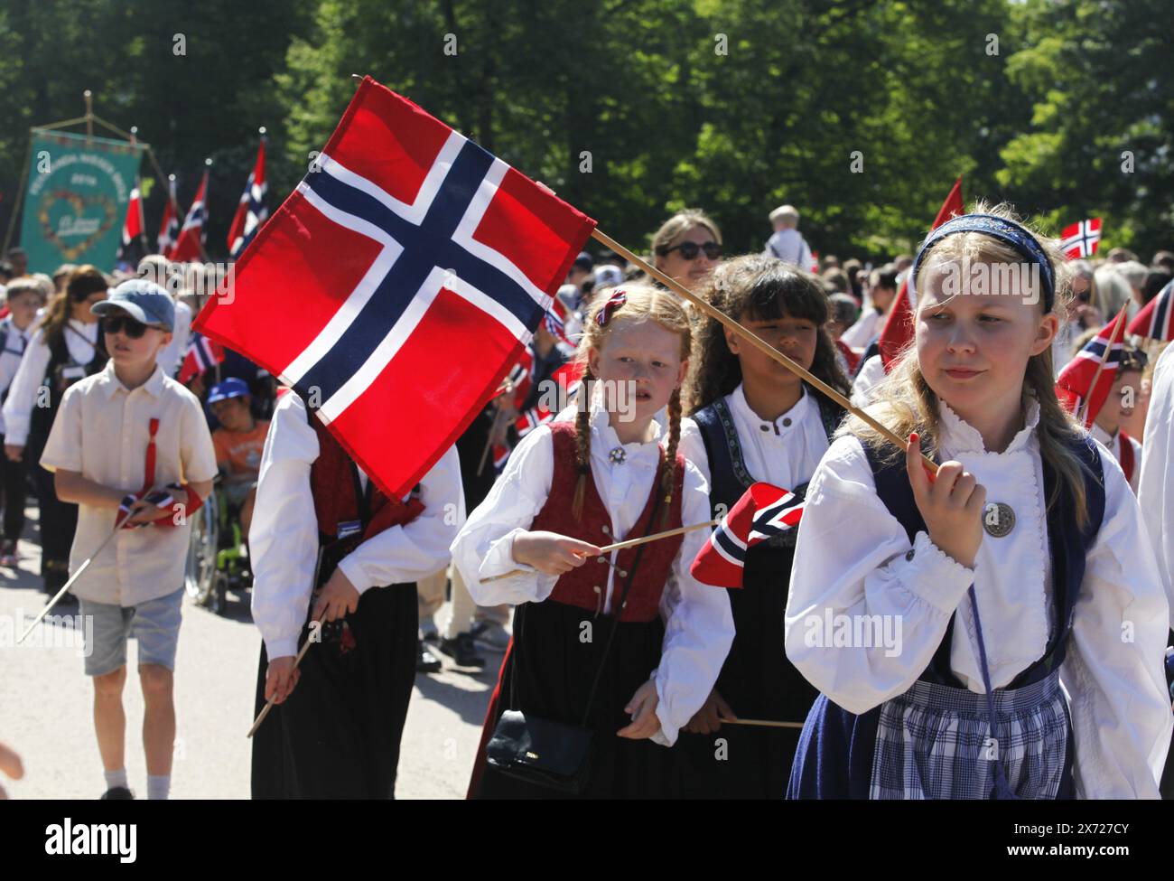 Oslo, Norvège. 17 mai 2024. Défilent pour célébrer le jour de la Constitution norvégienne à Oslo, Norvège, le 17 mai 2024. Crédit : Chen Yaqin/Xinhua/Alamy Live News Banque D'Images