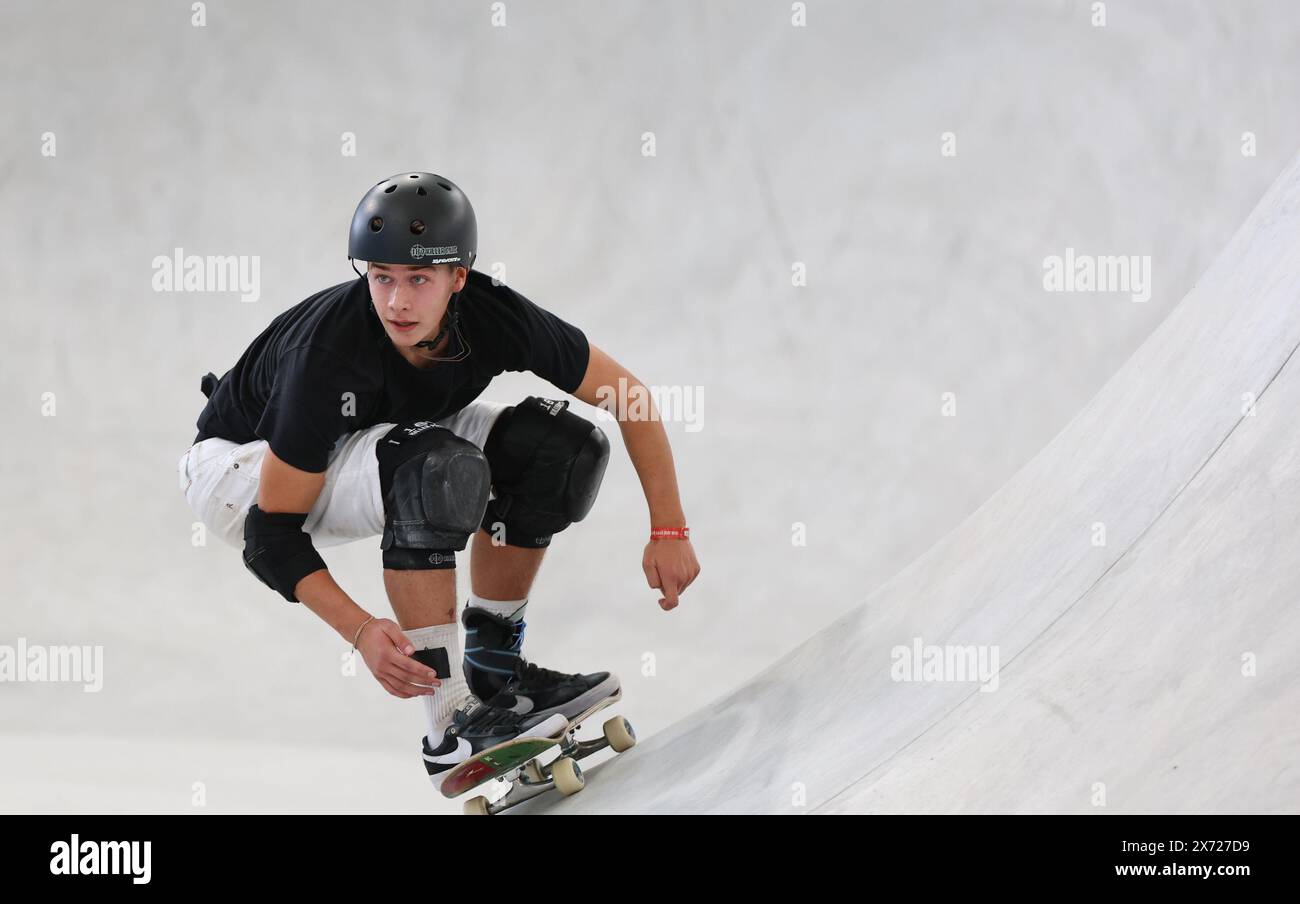 Shanghai. 17 mai 2024. Taylor Nye des États-Unis participe aux préliminaires du skateboard du parc masculin aux Olympic qualifications Series Shanghai à Shanghai, dans l'est de la Chine, le 17 mai 2024. Crédit : Wang Kaiyan/Xinhua/Alamy Live News Banque D'Images