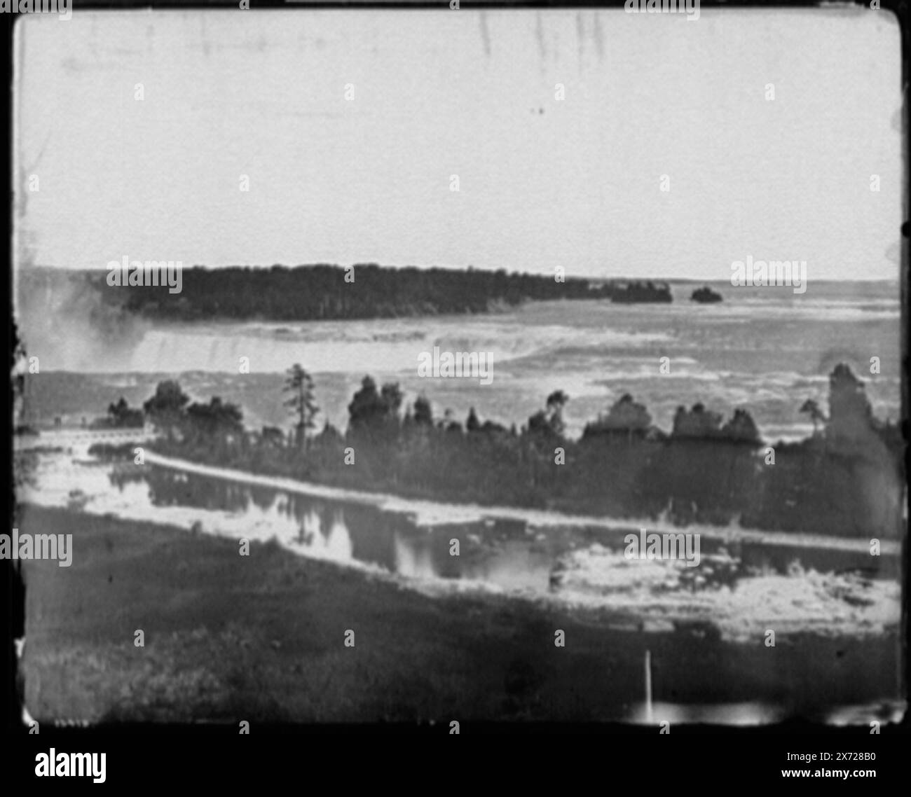 Station de vue des chutes, Niagara Falls, New York, les négatifs sont des variantes proches., moteur #435 Michigan Central Railroad, Niagara Falls., négatif (A) répertorié dans Detroit Publishing Co. Journal négatif comme non. L-6068., négatif (A) probablement utilisé comme section gauche d'un panorama, autre(s) section(s) non dans la collection., '1541 B' sur négatif (B)., verre partiellement verni sur négatif (B)., commandé par le New York Central Railroad, juin-juillet 1890., Detroit Publishing Co. 01541., Detroit Publishing Co. Panorama no. 06068., Gift ; State Historical Society of Colorado ; 1949, Railroads. , Scenic surplombs. , ONU Banque D'Images