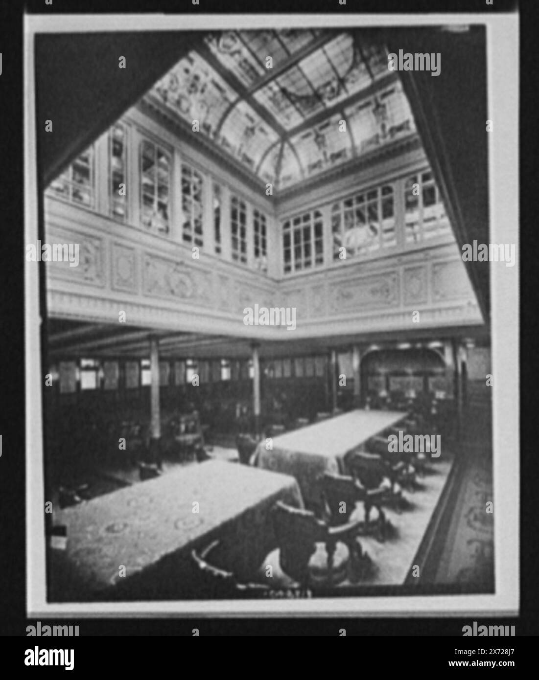 Salle à manger avec verrière en vitrail en paquebot ou bateau à vapeur, titre conçu par cataloger., Detroit Publishing Co. no. 42818., Gift ; State Historical Society of Colorado ; 1949, Dining Rooms. , Skylights. , Navires. Banque D'Images