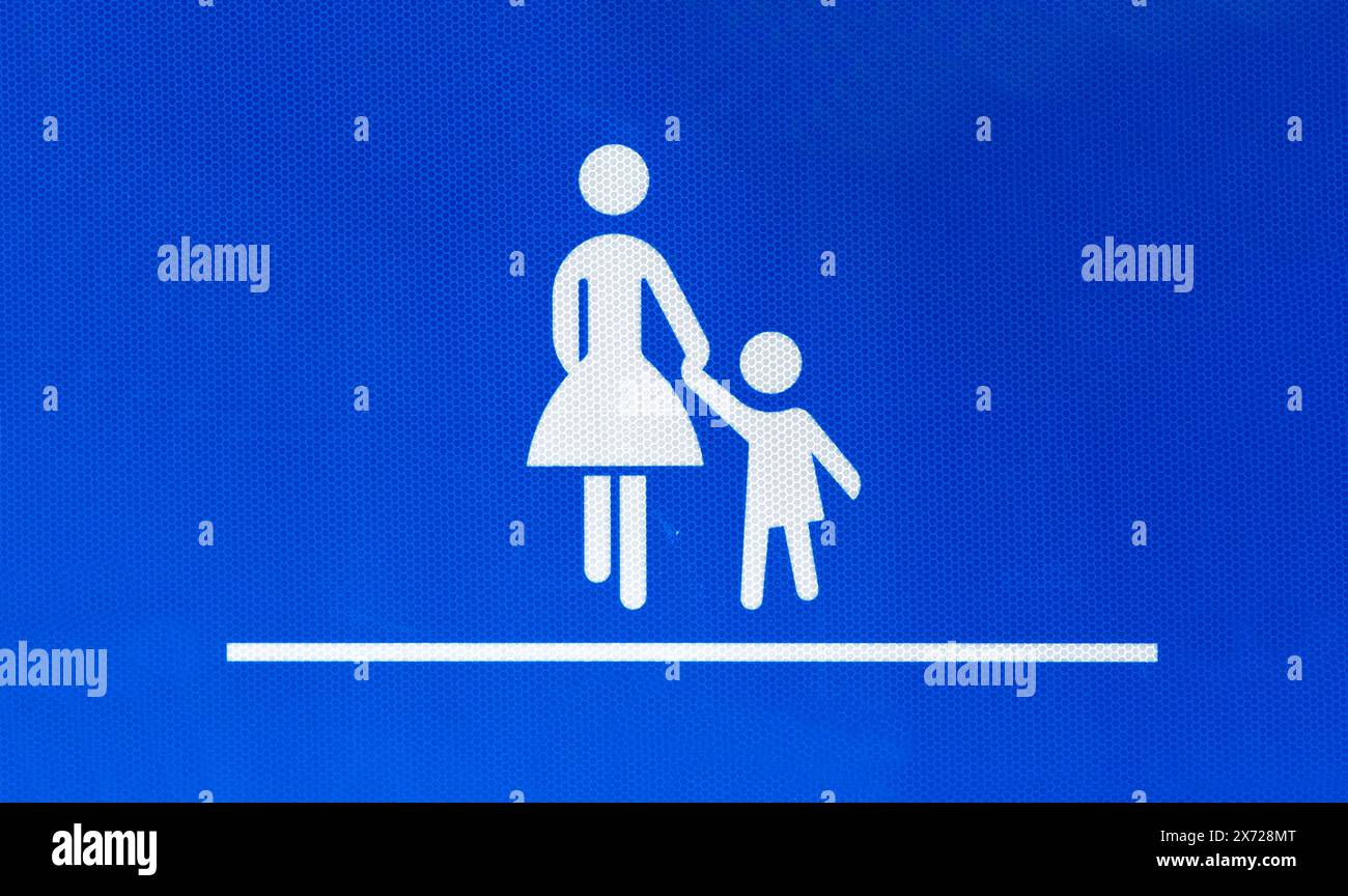 Pictogramme d'un panneau piéton, mère avec enfant, symbole de mère célibataire Banque D'Images