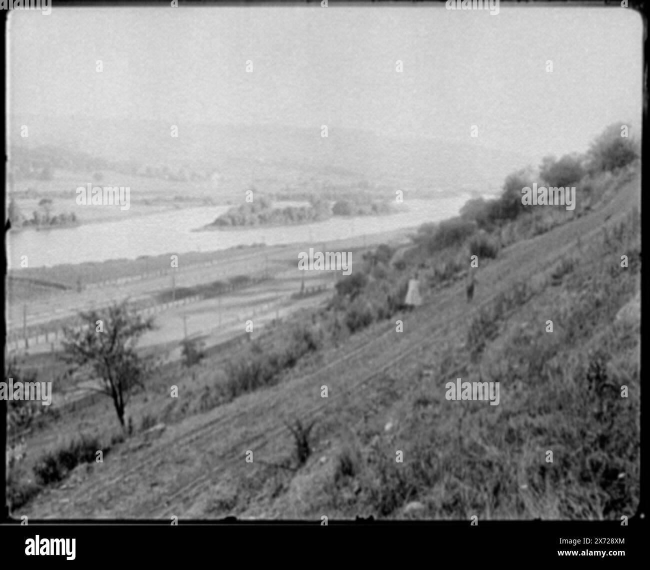 Mohawk Valley, Little Falls, West, New York, commandé par le New York Central Railroad, juin-juillet 1890., Detroit Publishing Co. 01532., Gift ; State Historical Society of Colorado ; 1949, Trails & Paths. , Rivers. , Voies ferrées. , États-Unis, New York (État), Little Falls. , États-Unis, New York (State), Mohawk River. Banque D'Images