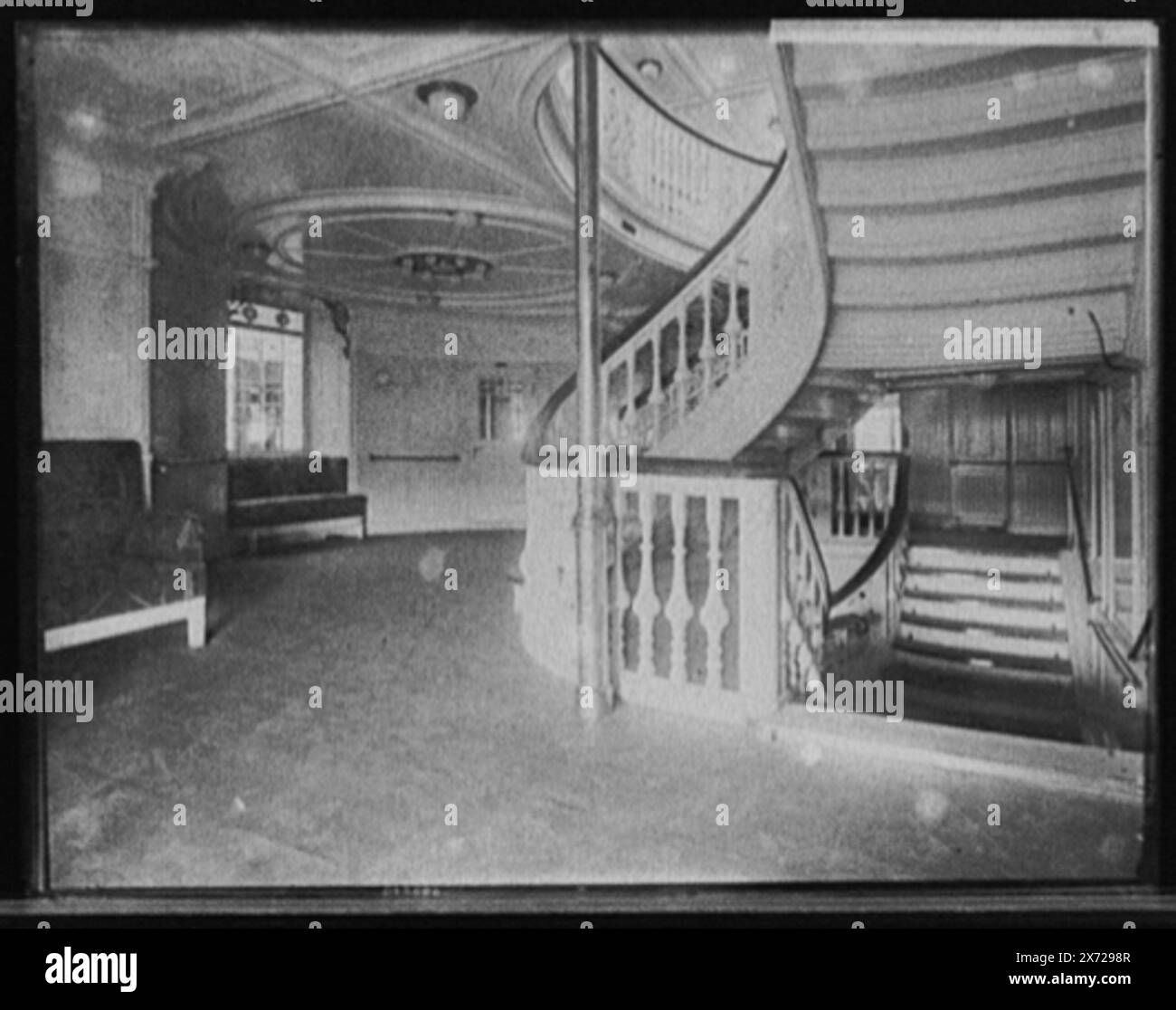 S.S. Deutschland, escalier, transparent en verre correspondant (même code de série) disponible sur vidéodisque cadre 1A-31536., titre de la veste., Detroit Publishing Co. no. 045086., Gift ; State Historical Society of Colorado ; 1949, Deutschland (Ocean liner), Ocean liners. , Intérieurs. , Escaliers. Banque D'Images