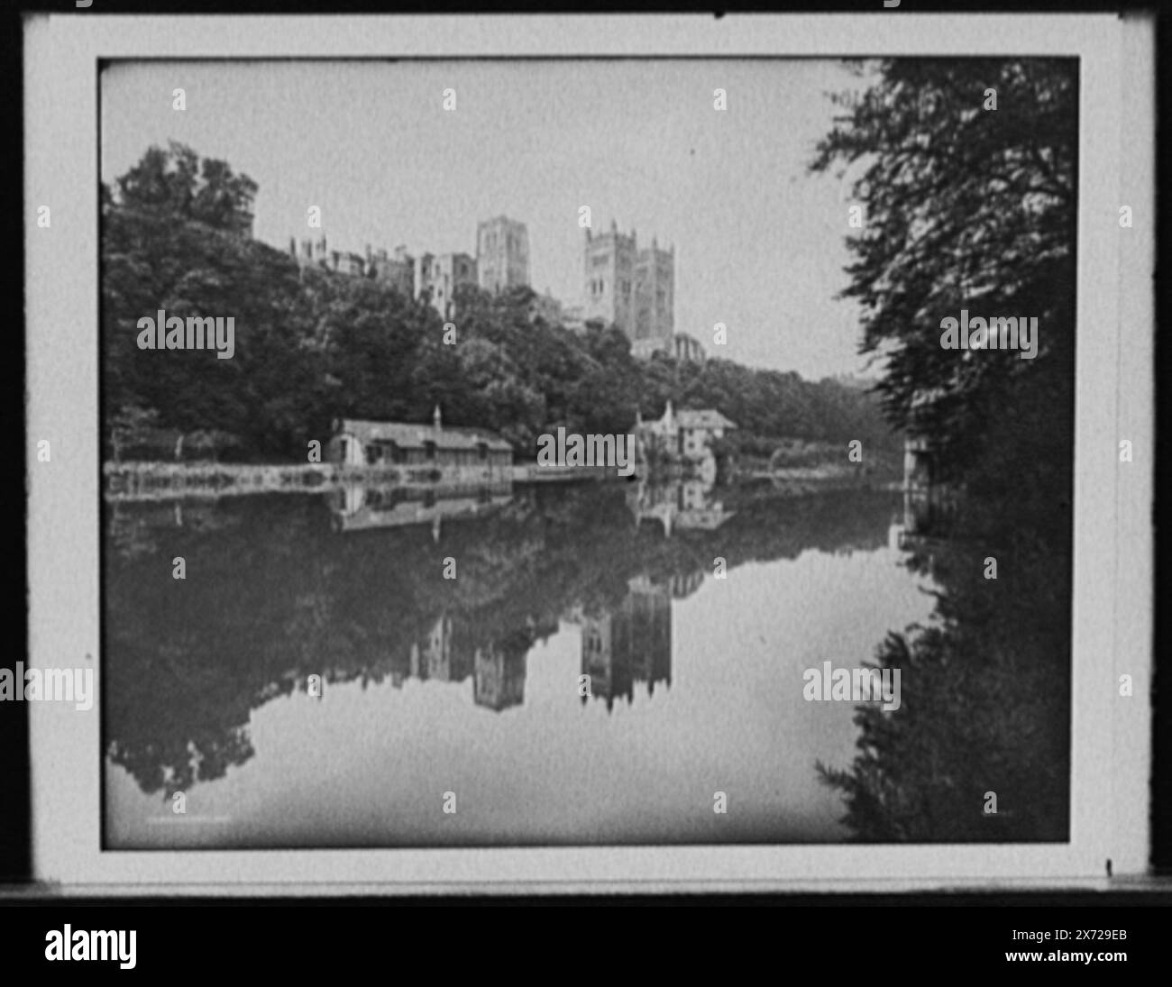 Cathédrale de Durham, Angleterre, titre de la veste., 'E 4744' sur négatif., image vidéocassette latéralement inversée., Detroit Publishing Co. No. 035068., Gift ; State Historical Society of Colorado ; 1949, Rivers. , Cathédrales. , Angleterre, Durham, Durham. Banque D'Images
