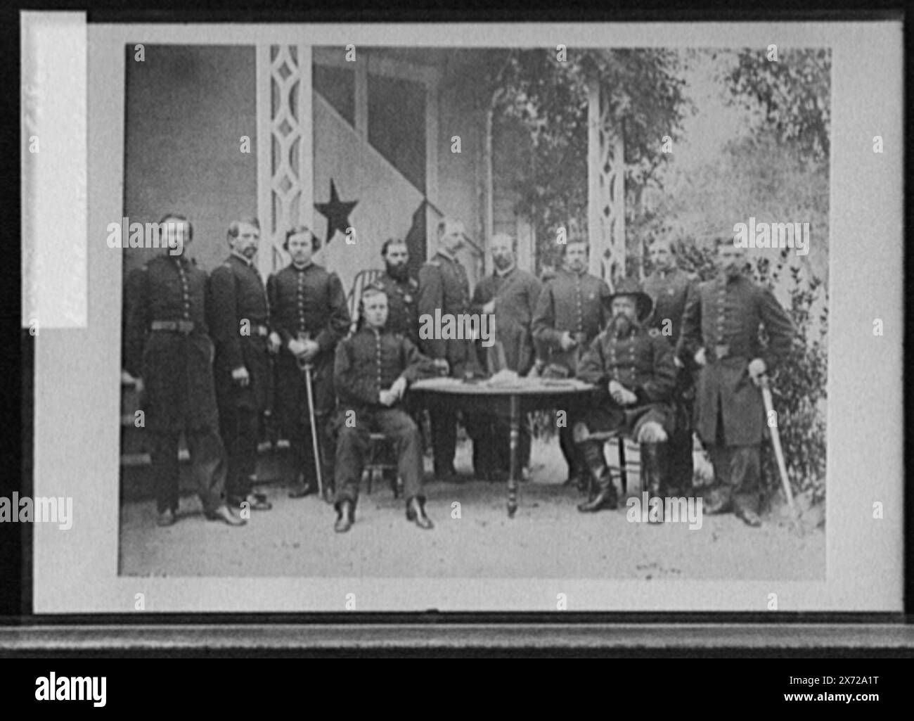 Unité militaire posée autour de la table, titre conçu par le catalogeur ; peut-être les vétérans du régimentor de la guerre de Sécession., '28629' et 'Mr. Chas. Moore-H.C.L. slide' on Negative., Detroit Publishing Co. No. 913., Gift ; State Historical Society of Colorado ; 1949, Soldiers. Banque D'Images