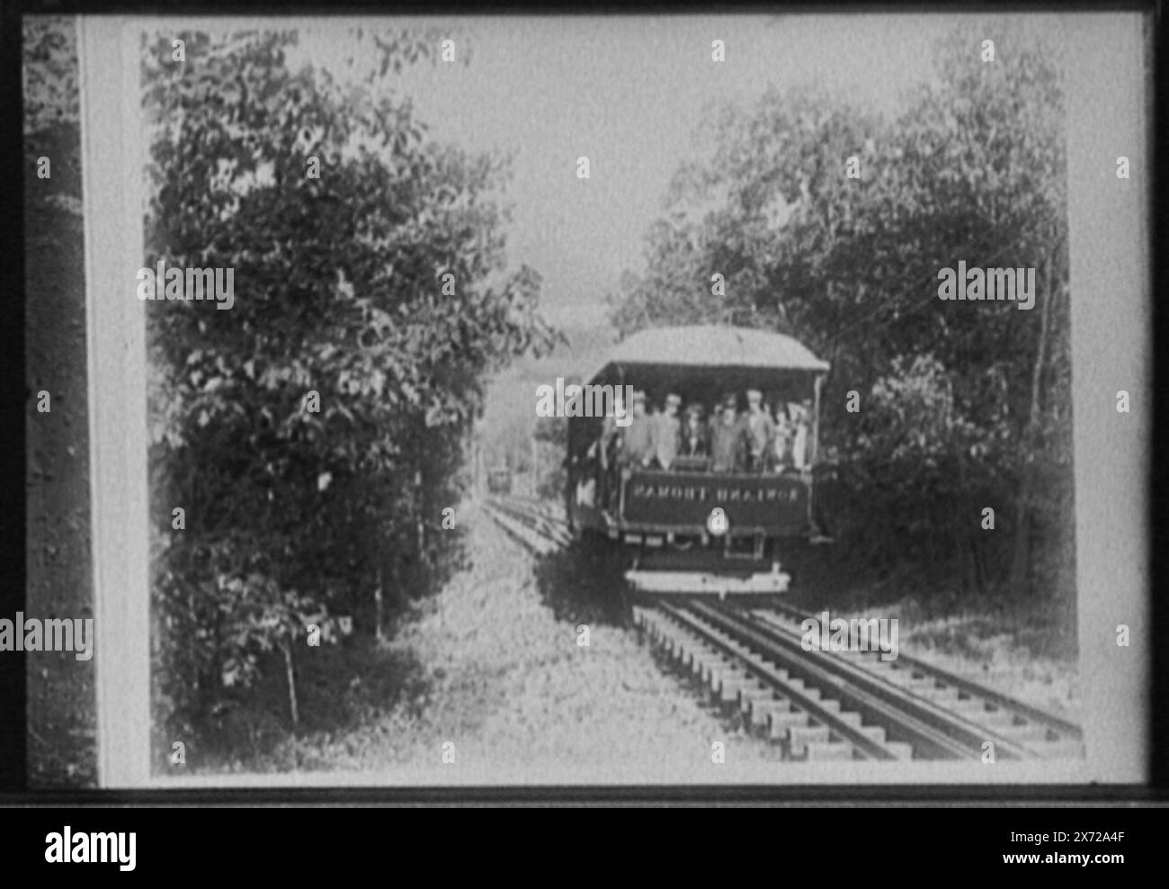 The Bi-pass, Mount Tom Railway, Mass., titre tiré du négatif D4-72023., photographie d'un tirage photographique par Detroit Publishing Company ; image vidéocassette inversée latéralement., 'Rowland Thomas' on train., No Detroit Publishing Co. No., cadeau ; State Historical Society of Colorado ; 1949, incliné chemins de fer. , Passagers. , États-Unis, Massachusetts, Tom, Mount. Banque D'Images