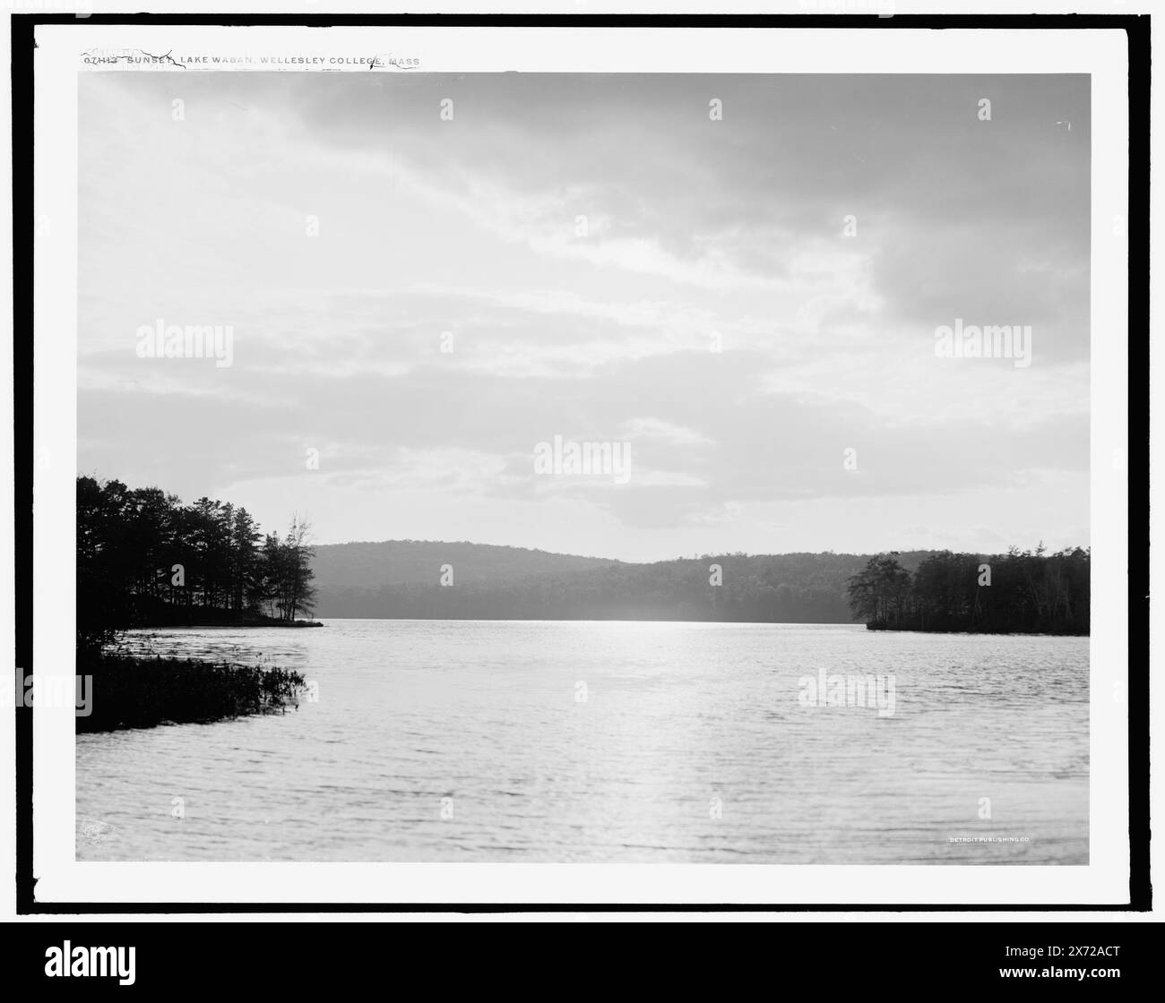 Coucher de soleil, lac Waban, Wellesley College, Mass., '59' sur négatif., Detroit Publishing Co. no. 071113., Gift ; State Historical Society of Colorado ; 1949, universités et collèges. , Lacs et étangs. , Levers et couchers de soleil. , États-Unis, Massachusetts, Wellesley. , États-Unis, Massachusetts, Waban Lake. Banque D'Images