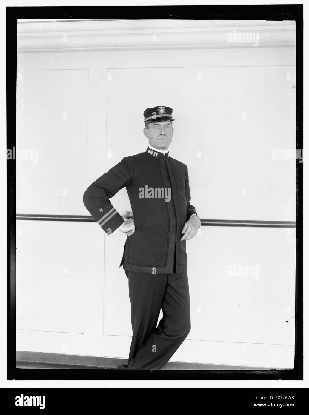 U.S.S. Solace, dirigeant, 1898, titre et date de la veste., Detroit Publishing Co. No. 032338., Gift ; State Historical Society of Colorado ; 1949, Solace (Hospital ship), États-Unis., Navy. , Navires du gouvernement, américain. , Navires-hôpitaux. , Officiers militaires. Banque D'Images