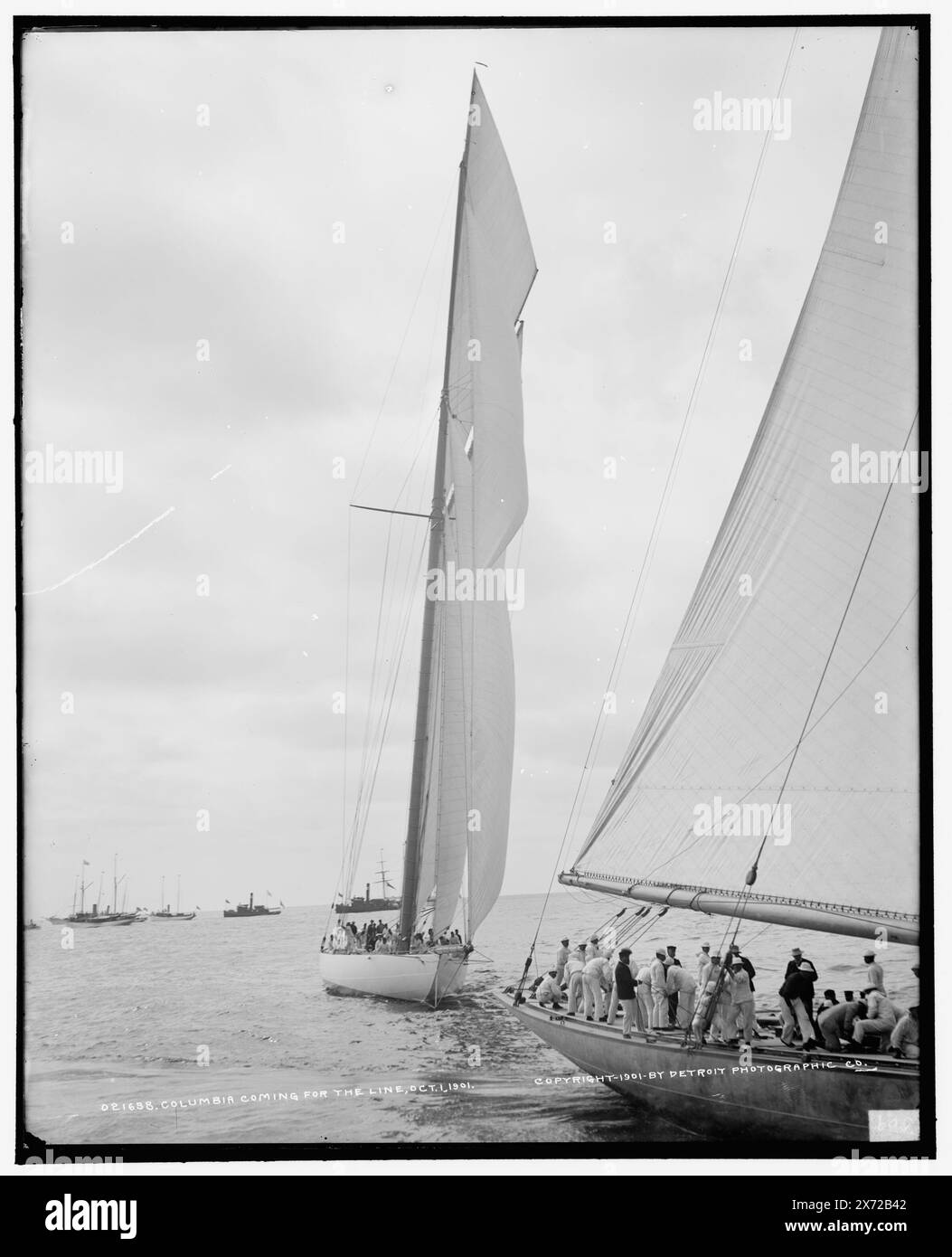 Columbia arrive pour la ligne, oct. 1, 1901, '509' sur négatif., Detroit Publishing Co. No. 021638., Gift ; State Historical Society of Colorado ; 1949, Columbia (Sloop), America's Cup races. , Yachts. , Régates. Banque D'Images