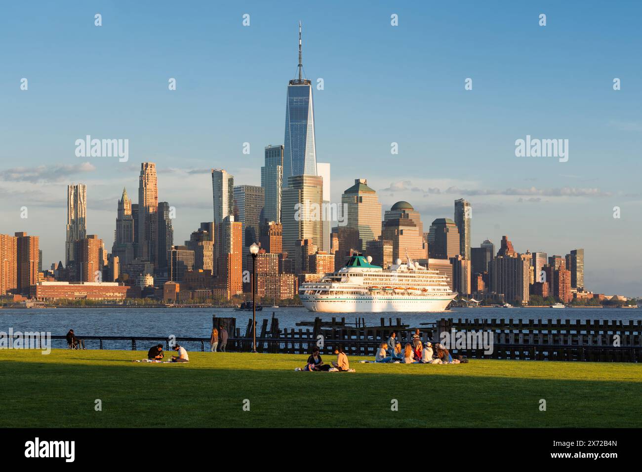 Hoboken Riverside Park (New Jersey) avec vue sur les gratte-ciel de Lower Manhattan (World Trade Center) au coucher du soleil. New York City et Hudson River Waterfront Banque D'Images