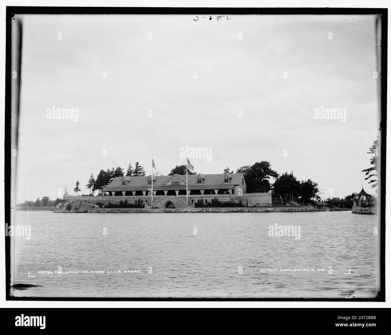 Thousand Islands club House, date basée sur Detroit, catalogue J (1901)., '593-6' sur négatif., Detroit Publishing Co. No. 08799., Gift ; State Historical Society of Colorado ; 1949, Thousand Island Yacht Club. , Clubhouses. , Yacht clubs. , États-Unis, New York (État), Thousand Islands. Banque D'Images