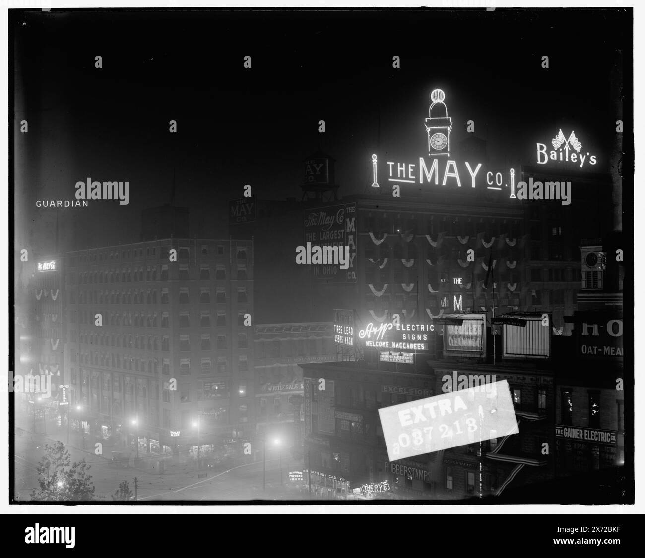 Public Square, Cleveland, Ohio, titre tiré de la veste., inclut le magasin May Co., les images du vidéodisque sont hors séquence ; l'ordre réel de gauche à droite est 1A-19297, 19296., 'G 8368' sur le négatif gauche ; 'G 8369' sur le négatif droit., Detroit Publishing Co. 037213., Gift ; State Historical Society of Colorado ; 1949, Plazas. , Installations commerciales. , Éclairage. , Signes (avis) , nuit. , États-Unis, Ohio, Cleveland. Banque D'Images