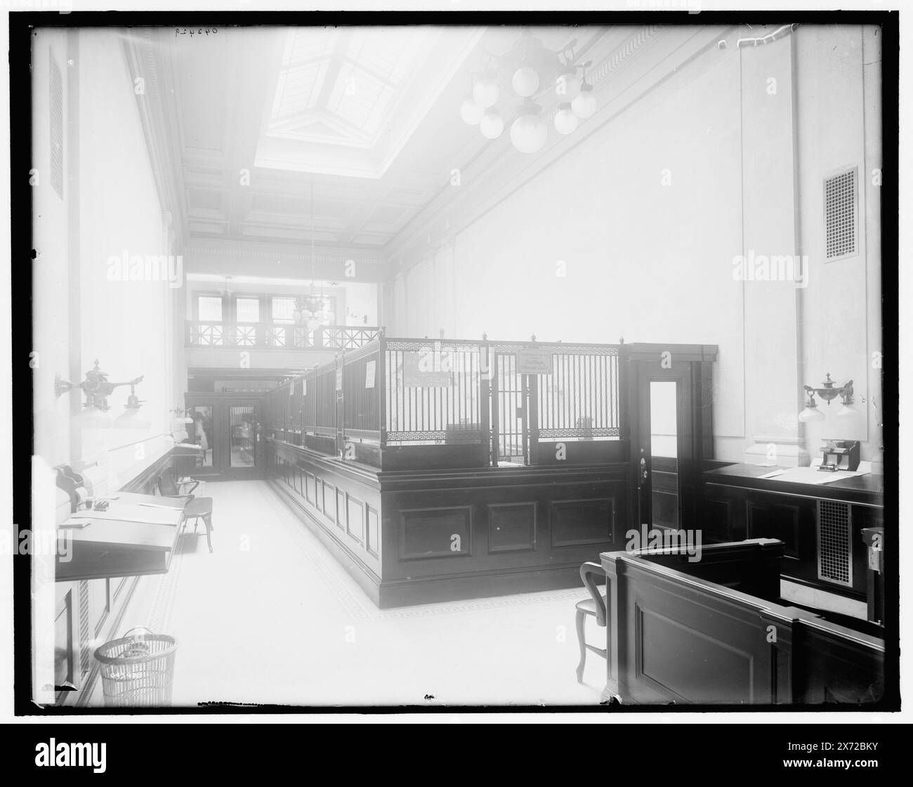 Soixante-dix-second Street Branch, 19th Ward Bank, public office, New York, N.Y. titre tiré de la veste., '5126' sur étiquette négative., Detroit Publishing Co. no. 043429., Gift ; State Historical Society of Colorado ; 1949, Banks. , Intérieurs. , États-Unis, New York (State), New York. Banque D'Images