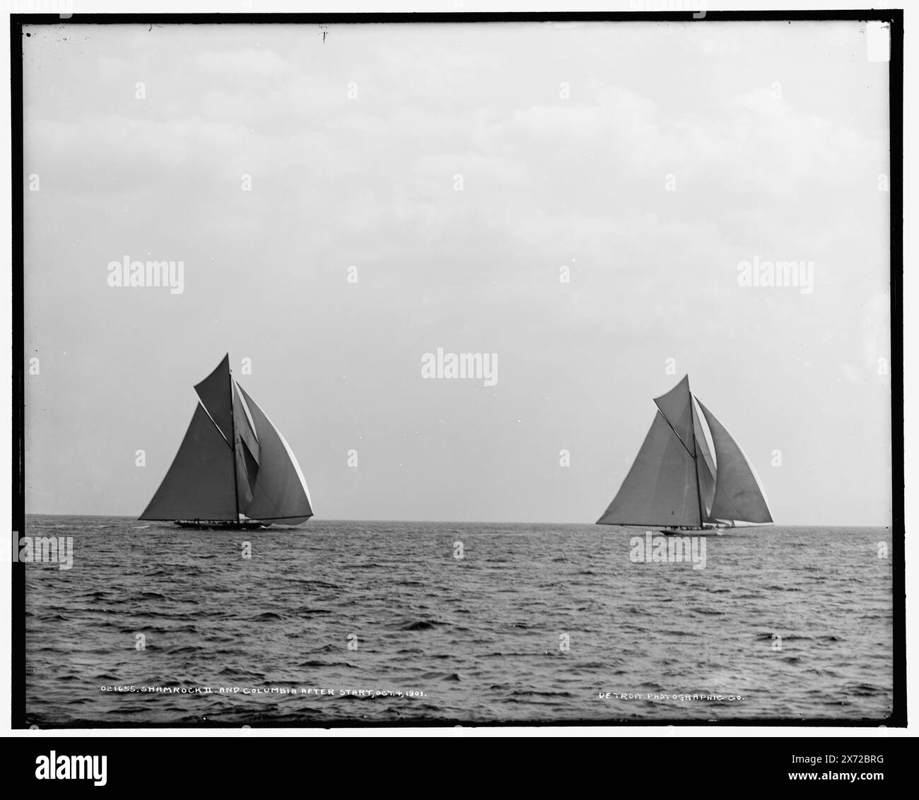 Shamrock II et Columbia après le début, '538' sur négatif., Detroit Publishing Co. No. 021655., Gift ; State Historical Society of Colorado ; 1949, Columbia (Sloop) , Shamrock II (Yacht) , America's Cup races. , Yachts. , Régates. Banque D'Images