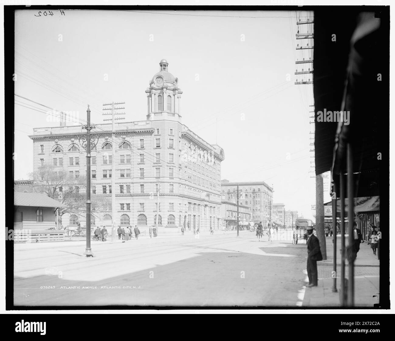 Atlantic Avenue, Atlantic City, N.J., 'Guaranty Trust Company' à gauche, 'H 402' sur négatif., Detroit Publishing Co. No. 070269., Gift ; State Historical Society of Colorado ; 1949, Streets. , Installations commerciales. , États-Unis, New Jersey, Atlantic City. Banque D'Images