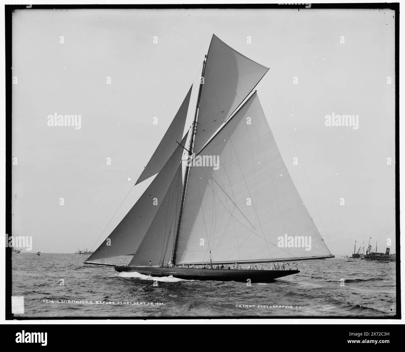 Shamrock II avant le début, '488' sur négatif., Detroit Publishing Co. No. 021618., Gift ; State Historical Society of Colorado ; 1949, Shamrock II (Yacht), régates. , Courses de la Coupe de l'America. , Yachts. Banque D'Images